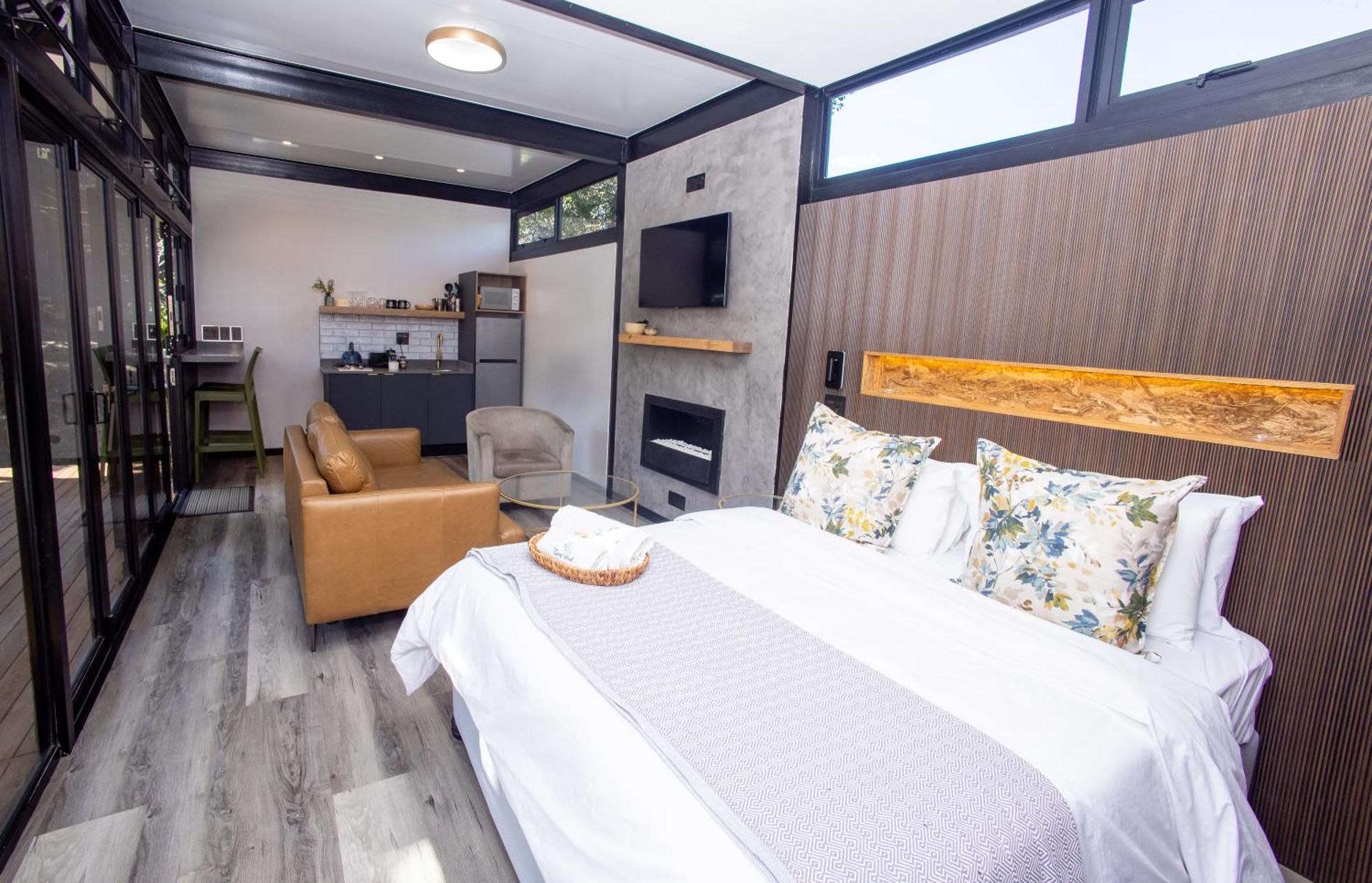 Coral Wood Self Catering Suites And B&B อีสต์ลอนดอน ภายนอก รูปภาพ